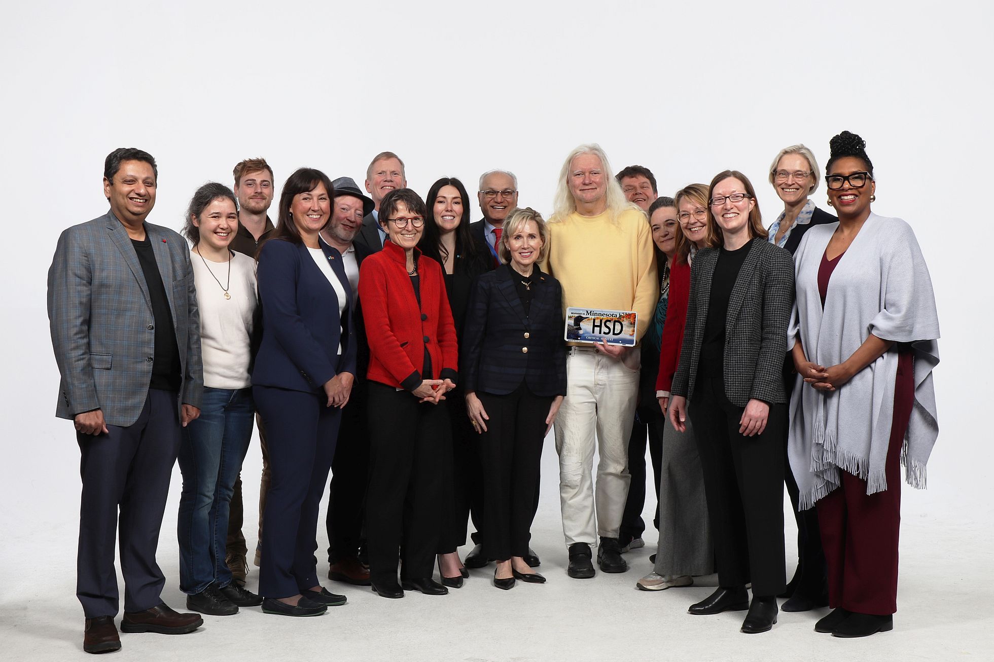 Delegation aus dem US-Bundesstaat Minnesota besucht Hochschule Düsseldorf: v.l.n.r. Dr. Kuldeep Agarwal (Mankato University), Diana Schnelle, Julian Spratte (beide HSD), Katherina Pattit (St. Cloud University), Prof. Kay Schröder (HSD), Tim Busse (Bürgermeister Bloomington), Dr. Monika Katz (HSD), Kasey Morris (Alexandria Technical & Community College), Shahzad Ahmad (St. Cloud University), Gwen Walz (First Lady Minnesota), Thomas Molck (Vizepräsident HSD), Prof. Lothar Funk (HSD), Rachel Limón (Minnesota Trade Office), Prof. Mouna Thiele (HSD), Chloe Capitani (Büro des Gouverneurs), Prof. Astrid Lachmann (HSD) und Dr. Elizabeth M. Adams (Minnesota Responsible AI Institute) / Foto: HSD