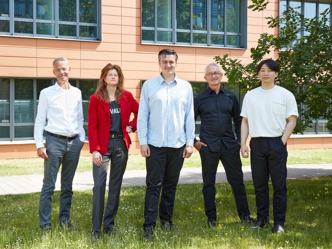 (v.r.n.l) Bernd Endnich (BEST GRUPPE), Mona Schulzek (Projektpreisträgerin), Andreas Steinbrecher (Stipendiat der BEST GRUPPE 2022/23), Prof. Karl-Heinz Petzinka (Rektor der Kunstakademie Düsseldorf) und Haedeun Kim (Projektpreisträger)