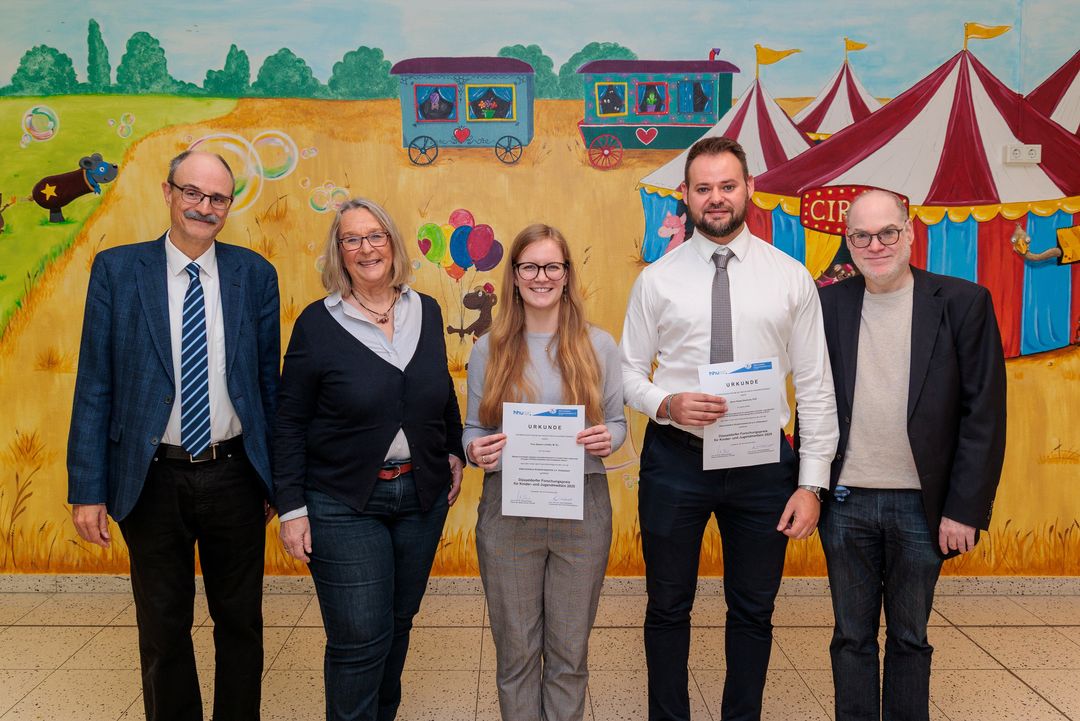 Auf dem Bild (v.l.): Prof. Dr. Ertan Mayatepek (Direktor der UKD-Klinik für Allgemeine Pädiatrie, Neonatologie und Kinderkardiologie), Gabriele Hänsel (Elterninitiative Kinderkrebsklinik e.V.), Selene Lickfett, Dr. rer. nat. Pawel Stachura und André Zappey (Geschäftsführung Elterninitiative Kinderkrebsklinik e.V.) / Foto: UKD / Elterninitiative Kinderkrebsklinik e.V.