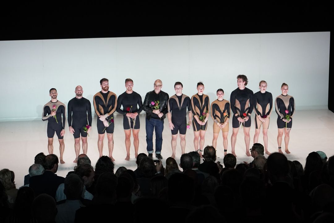 Schlussovation "Wolf" Compagnie Circa, Düsseldorf Festival / Foto: Stefan Scholz, NDOZ