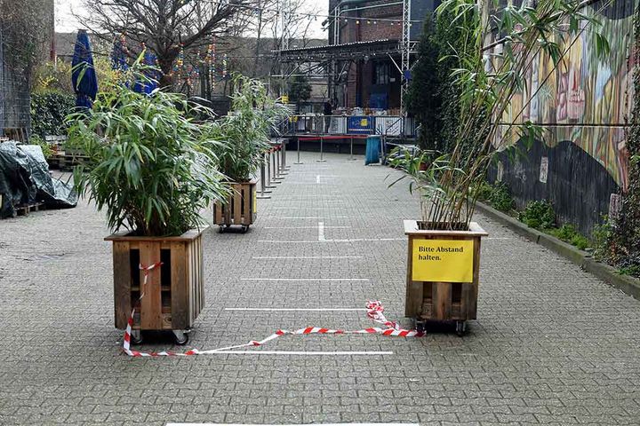 zakk Biergarten im April 2020, zum Start der Lebensmittelausgabe, als die Tafeln geschlossen hatten