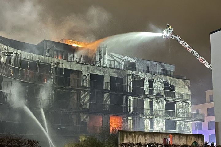 Wohnungsbrand? Rechte in der Mietwohnung /Foto: Die verkohlte Fassade in der Bargmannstraße, Essen © Feuerwehr Essen, Riße