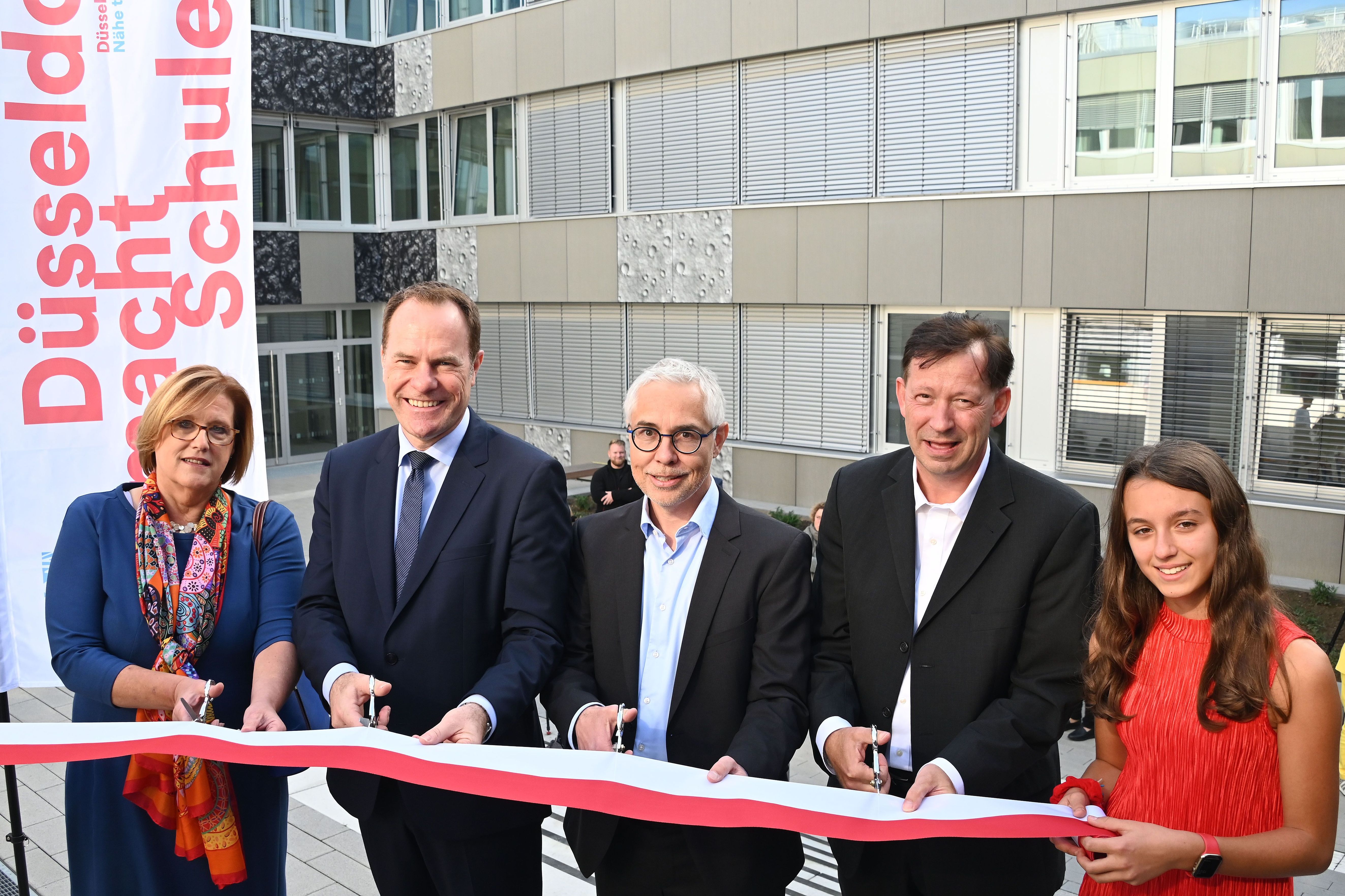 Bei der Eröffnung des Friedrich-Rückert-Gymnasium (v.l.n.r.): Schulleiterin Dr. Dorothee Pietzko, OB Dr. Stephan Keller, Leiter des Abendgymnasiums Helge Bonholt, Stadtdirektor Burkhard Hintzsche und Schülerin Eva,(c)Landeshauptstadt Düsseldorf/Wilfried Meyer