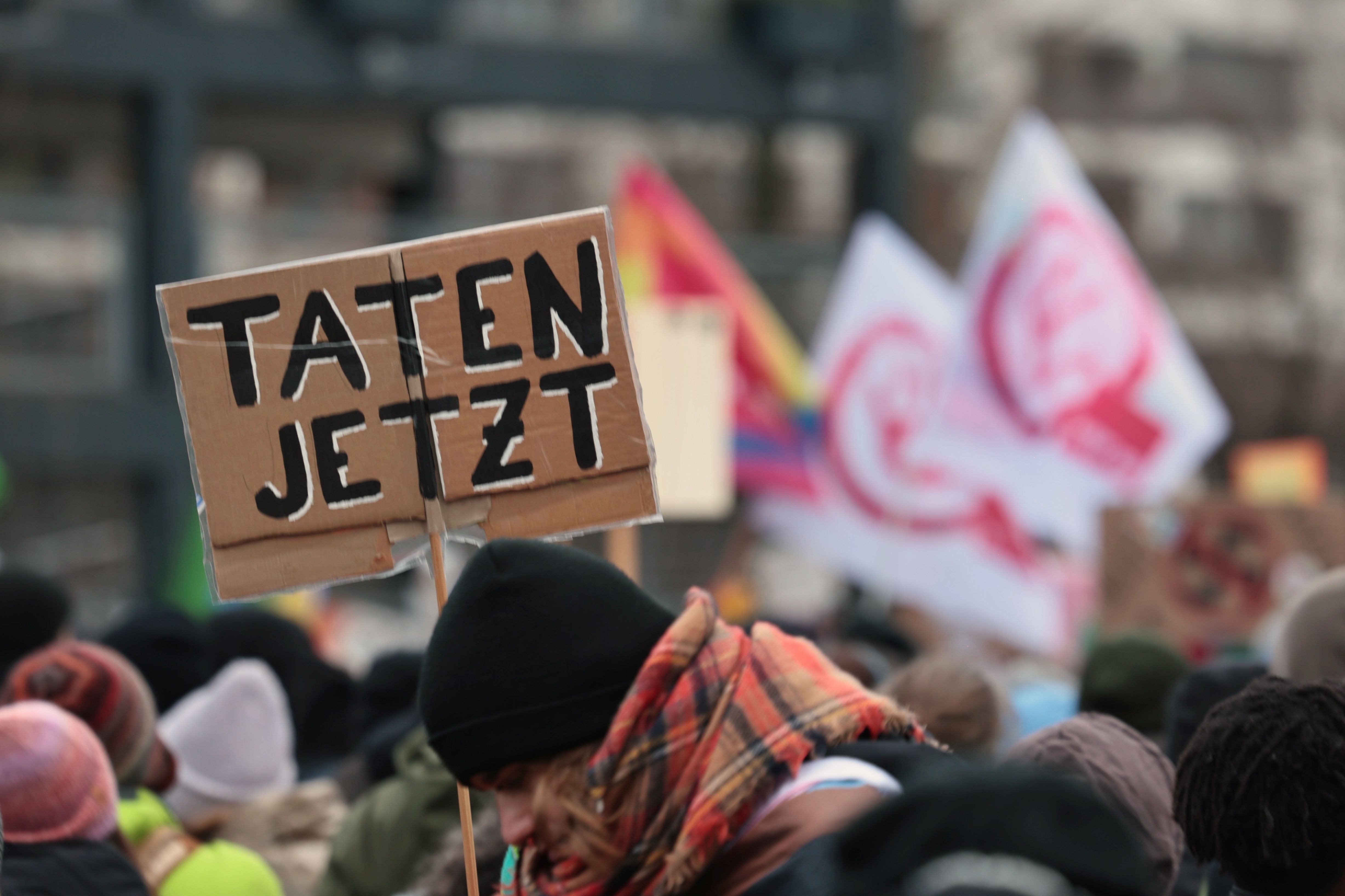 „Taten jetzt" – eine der Forderungen auf der Landtagswiese. / Foto: Klaus von Jackelmann „Taten jetzt" – eine der Forderungen auf der Landtagswiese. / Foto: Klaus von Jackelmann