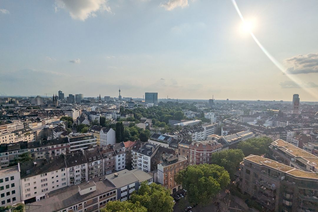 Düsseldorf und der Wohnungsmarkt 2026 Blick über dicht bebaute Wohnviertel in Düsseldorf mit Altbauten, Mehrfamilienhäusern und moderneren Gebäuden