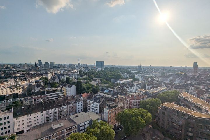 Blick über dicht bebaute Wohnviertel in Düsseldorf mit Altbauten, Mehrfamilienhäusern und moderneren Gebäuden
