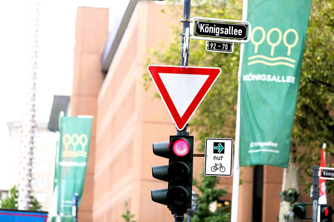 Königsallee, Ecke Bahnstraße - Auch bei Rot dürfen Radfahrende jetzt, wo ein Grünpfeil ist, nachdem sie sich überzeugt haben, dass die Bahn frei ist, rechts abbiegen © Landeshauptstadt Düsseldorf, Ingo Lammert 