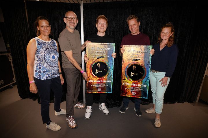 v.l.n.r. Daniela Stork, Executive Director Booking & Ticketing D.LIVE | Michael Brill, CEO D.LIVE | Ed Sheeran | Folkert Koopmans, CEO FKP Scorpio | Laura Becker, General Managerin MERKUR SPIEL-ARENA D.LIVE / Foto: Mark Surridge