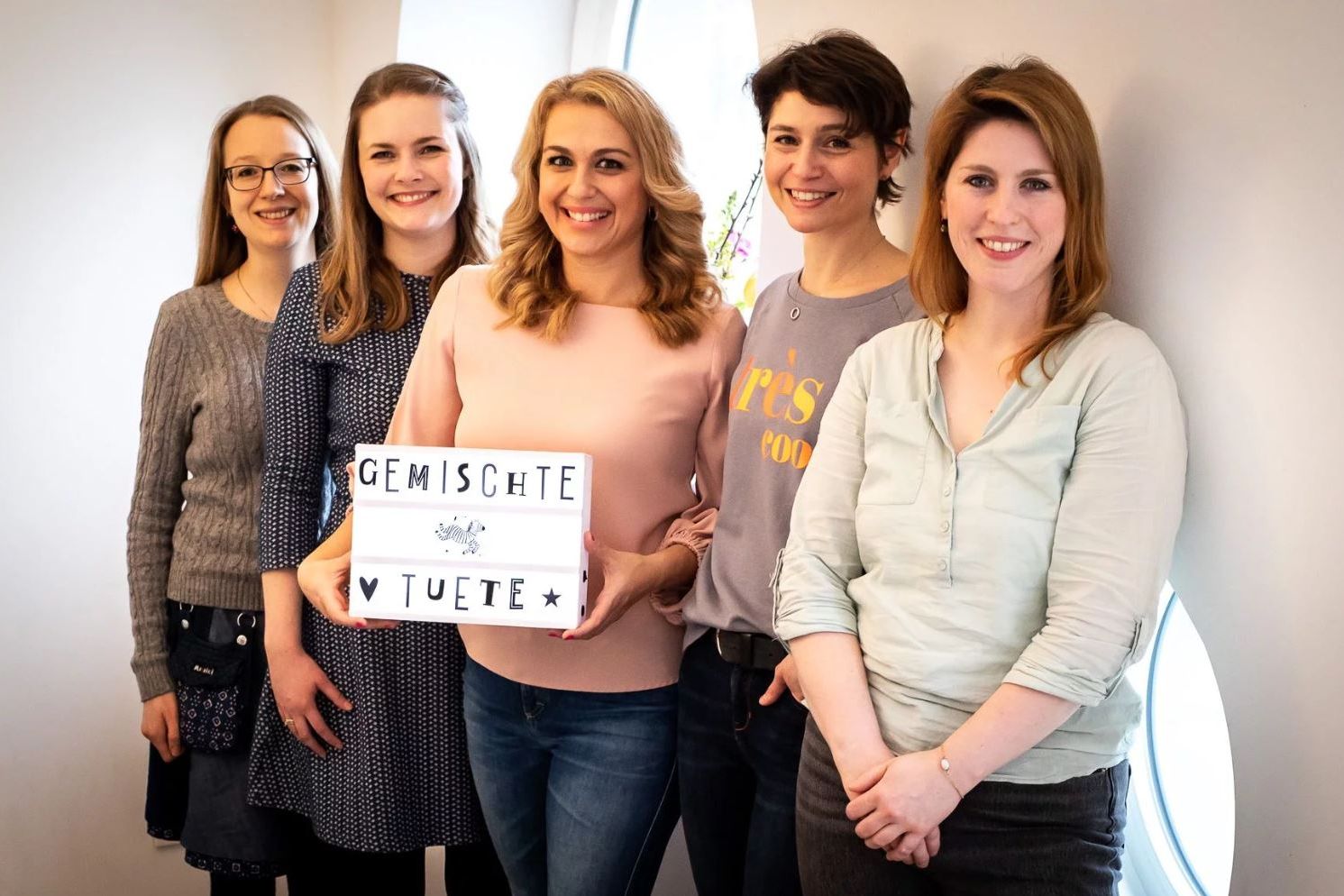 Von links nach rechts: Lena Meschede, Elisa Baron, Karoline Peters, Susanne Angel und Katharina Prokop, Fünf Mütter aus Düsseldorf und Umgebung, die alle ein wundervolles Kind mit einer seltenen Erkrankung und/oder Behinderung(en) haben. Die „gemischte Tüte“ ist ihr gemeinsames Herzensprojekt /Foto © Ellen Rademacher, MomentWerkstatt