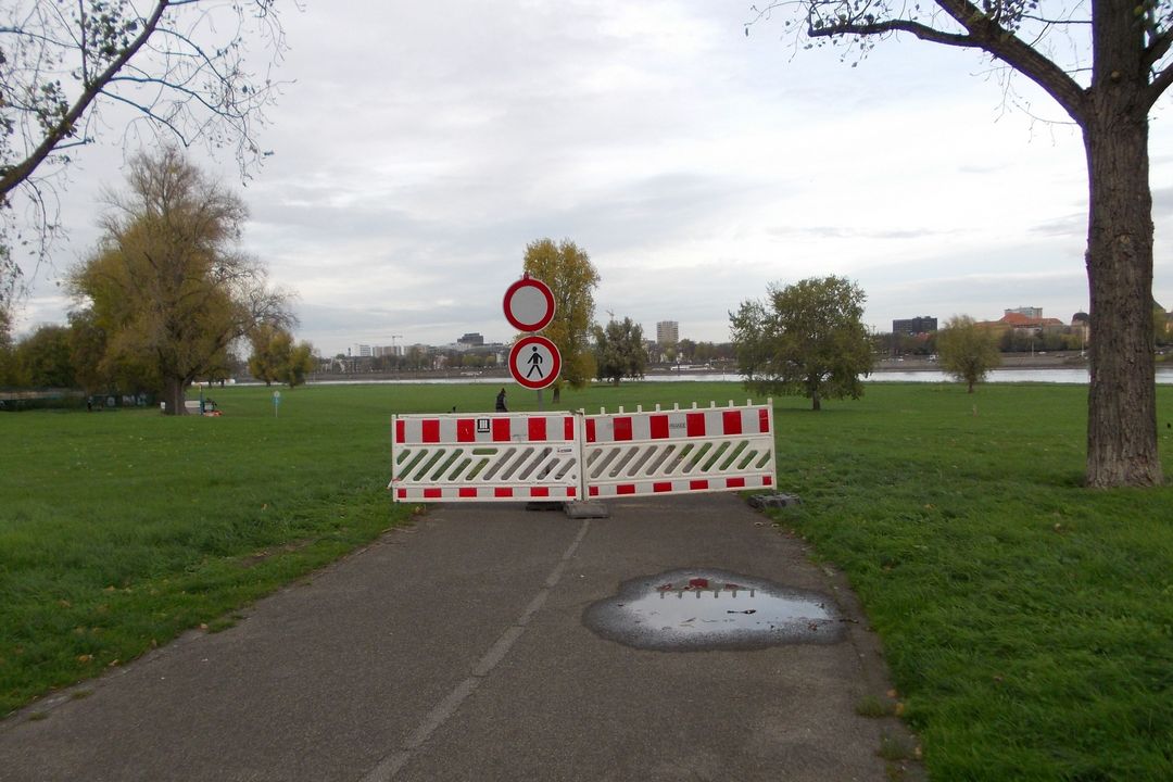 Gute Nachricht für Radfahrer und Fußgänger im Linksrheinischen: Die Sanierung des Rad- und Fußweg "Am Pappelwäldchen" entlang des Rheines geht weiter. Bald ist wieder freie Fahrt © Landeshauptstadt Düsseldorf, Amt für Verkehrsmanagement 