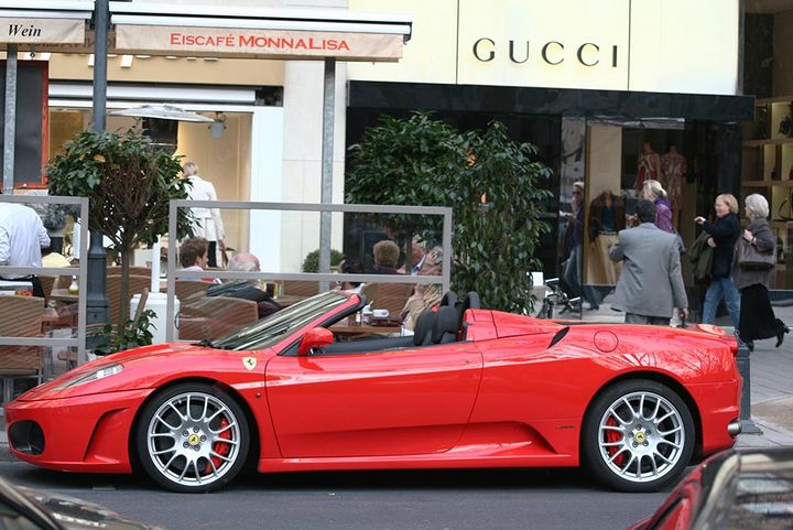 Kö Szene mit Ferrari