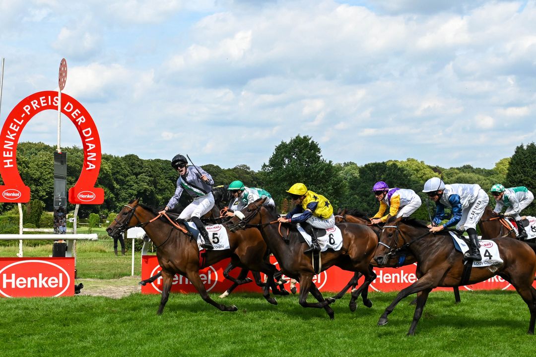 Jockey Leon Wolff auf der Stute Nicoreni beim Hauptrennen um den Henkel-Preis der Diana. /Foto: Steffen Hauser