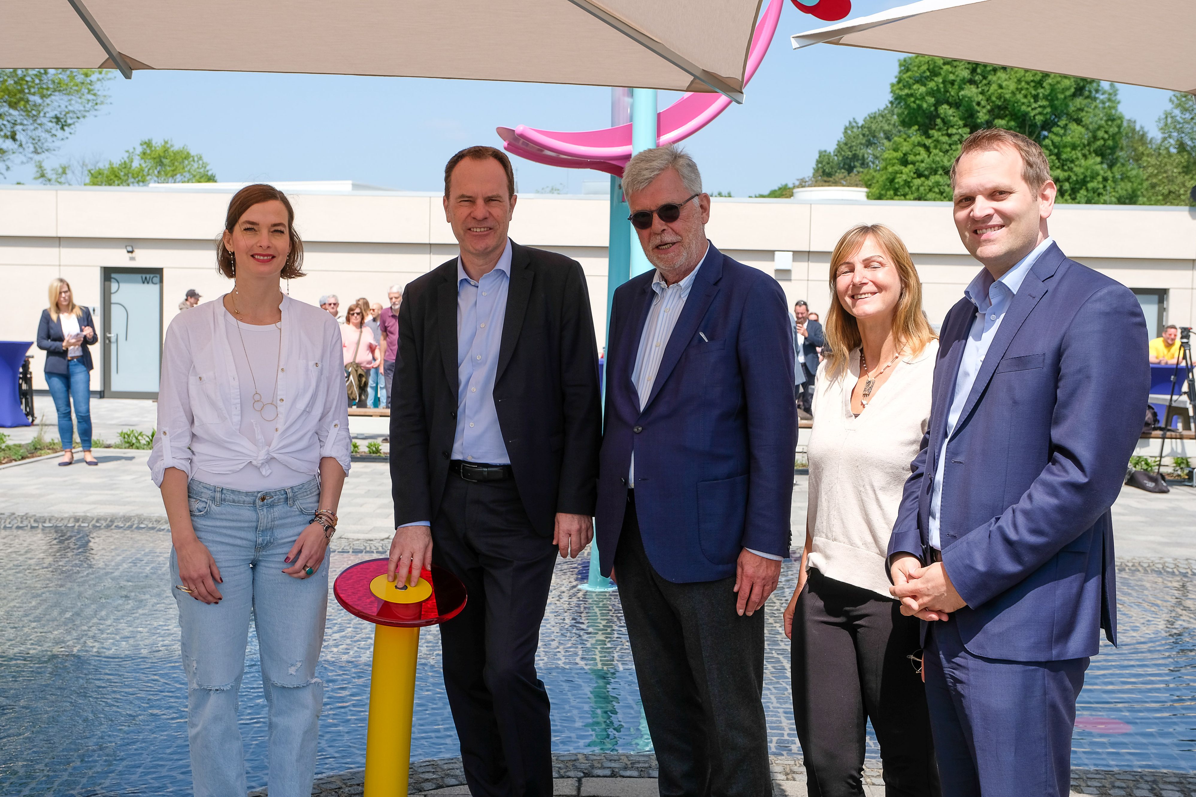 Eröffnung mit (v.l.): Sportdezernentin Britta Zur, OB Dr. Stephan Keller, Peter Schwabe, Aufsichtsratsvorsitzender der Bädergesellschaft, Betriebsleiterin Dagmar Ringes-Faßbender und Bädergesellschafts-Geschäftsführer Christoph Schlupkothen,(c)Landeshauptstadt Düsseldorf/Uwe Schaffmeister