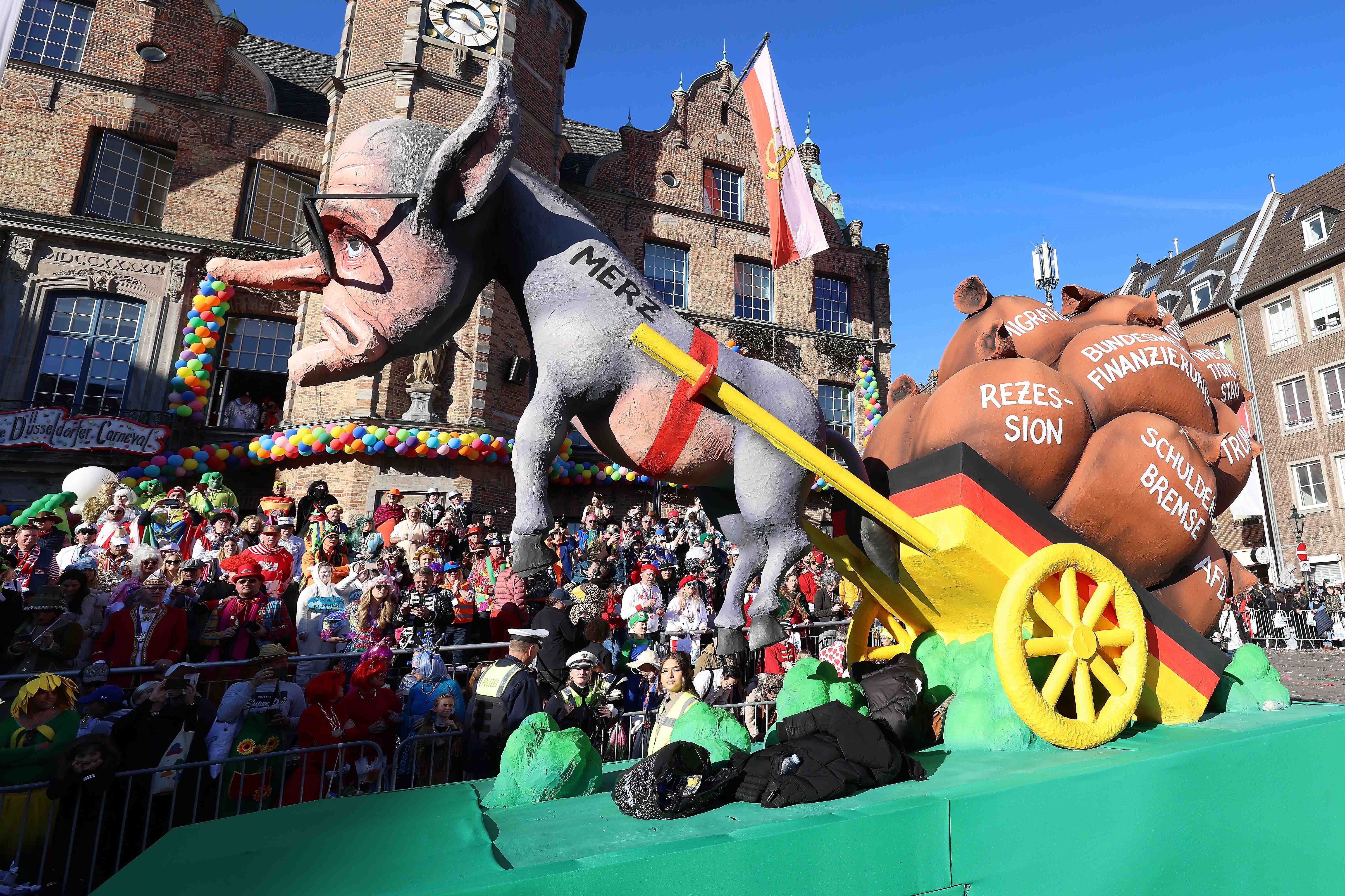 Rosenmontagszug 2025: Mottowagen mit Friedrich Merz als Packesel © Landeshauptstadt Düsseldorf/David Young 