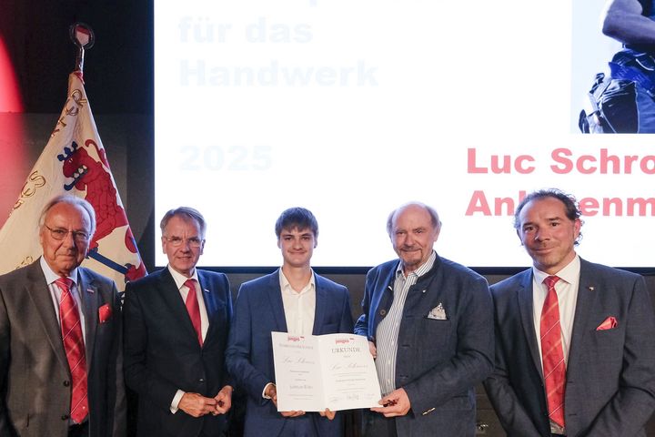 v.l.: Dipl.-Ing. Hans-Joachim Hering, Ehrenpräsident des Unternehmerverbandes NRW e.V., Andreas Ehlert, Präsident der Handwerkskammer Düsseldorf, Preisträger Luc Schroers, Jonges-Baas Dr. Reinhold Hahlhege und David Mondt, Vize-Baas. / Foto: HWK/ W. Meyer