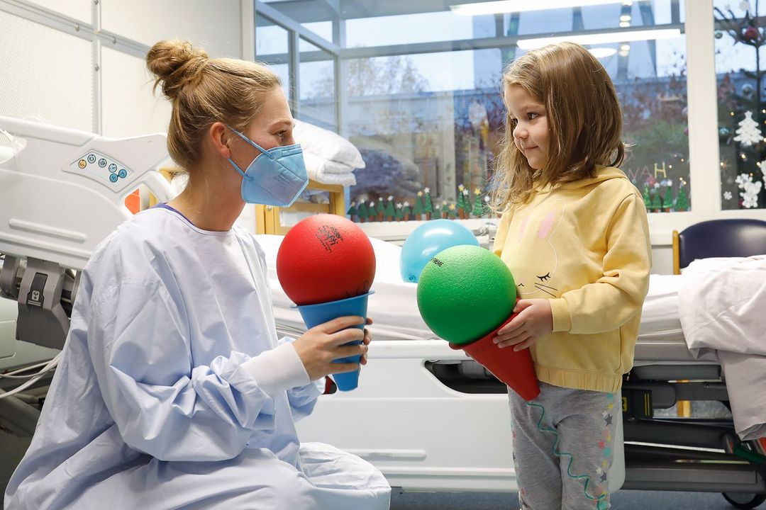 Sporttherapeutin Theresa Kömpel (Sporthochschule Köln) betreut an der Uniklinik Düsseldorf zwei Mal pro Woche Kinder auf der kinderonkologischen Station / Foto: UKD