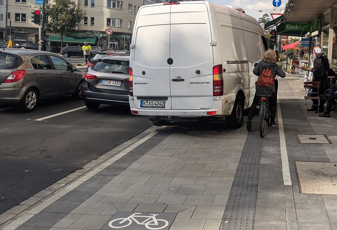 Radfahrerin auf dem neuen Radweg am Worringer Platz - © ADFC Düsseldorf, dieses Bild – wie auch die anderen - darf lizenzfrei im Rahmen dieser Pressemitteilung genutzt werden, alle © ADFC Düsseldorf