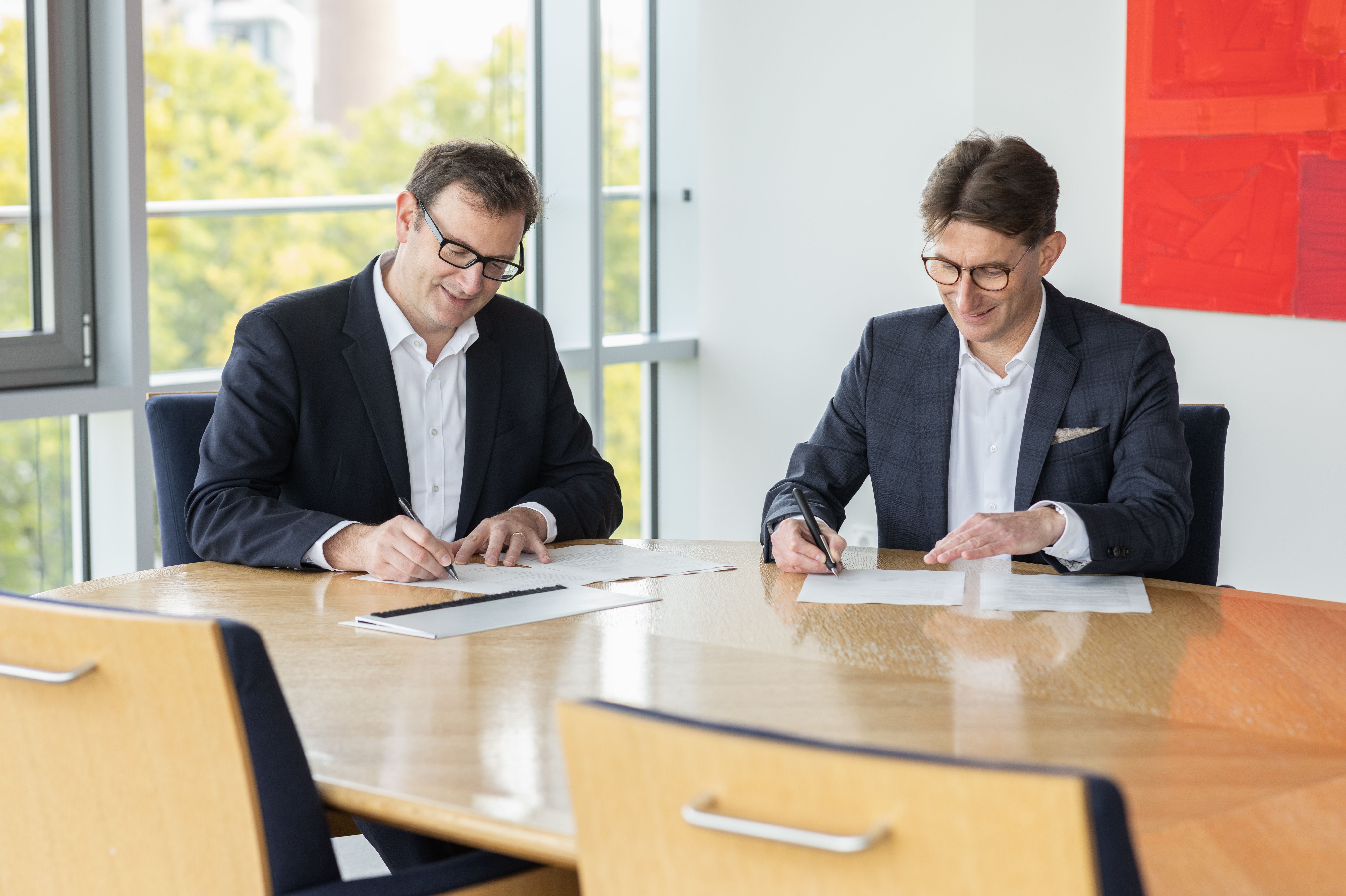 Julien Mounier (li.), Vorstandsvorsitzender der Stadtwerke Düsseldorf, und Dr. Daniel Kleine, Henkel President Germany  und Standortleiter Düsseldorf /Foto © Nils Hendrik Müller