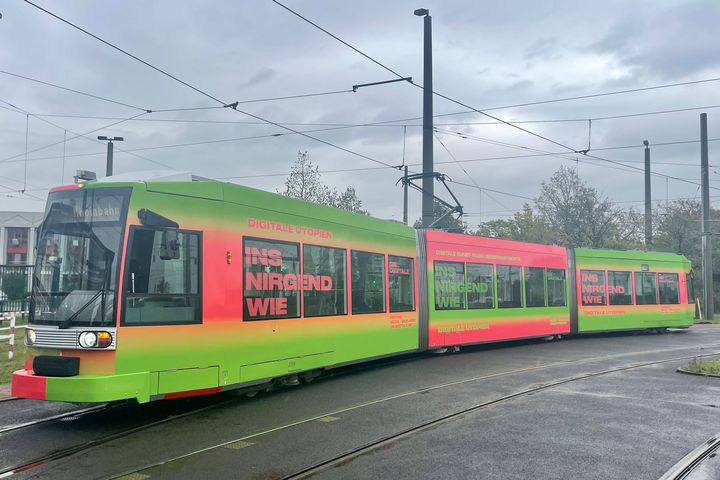 Kunstfestival < die digitale dusseldorf >, Straßenbahn von Azubis beklebte / Foto © Rheinbahn