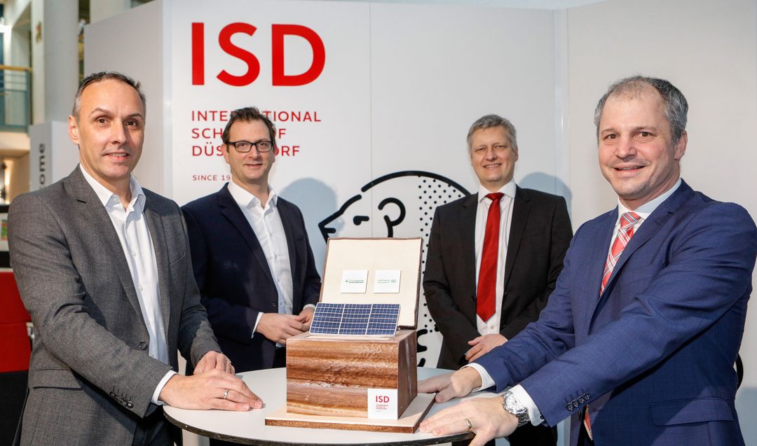 Foto (v. li.):Julien Mounier, Vorstandsvorsitzender der Stadtwerke Düsseldorf, und Grünwerke-Geschäftsführer Ralf Zischke mit Andreas Collor, Vorsitzender des Vereinsvorstands der International School of Düsseldorf und Schuldirektor Frank Tschan.  © Stadtwerke Düsseldorf