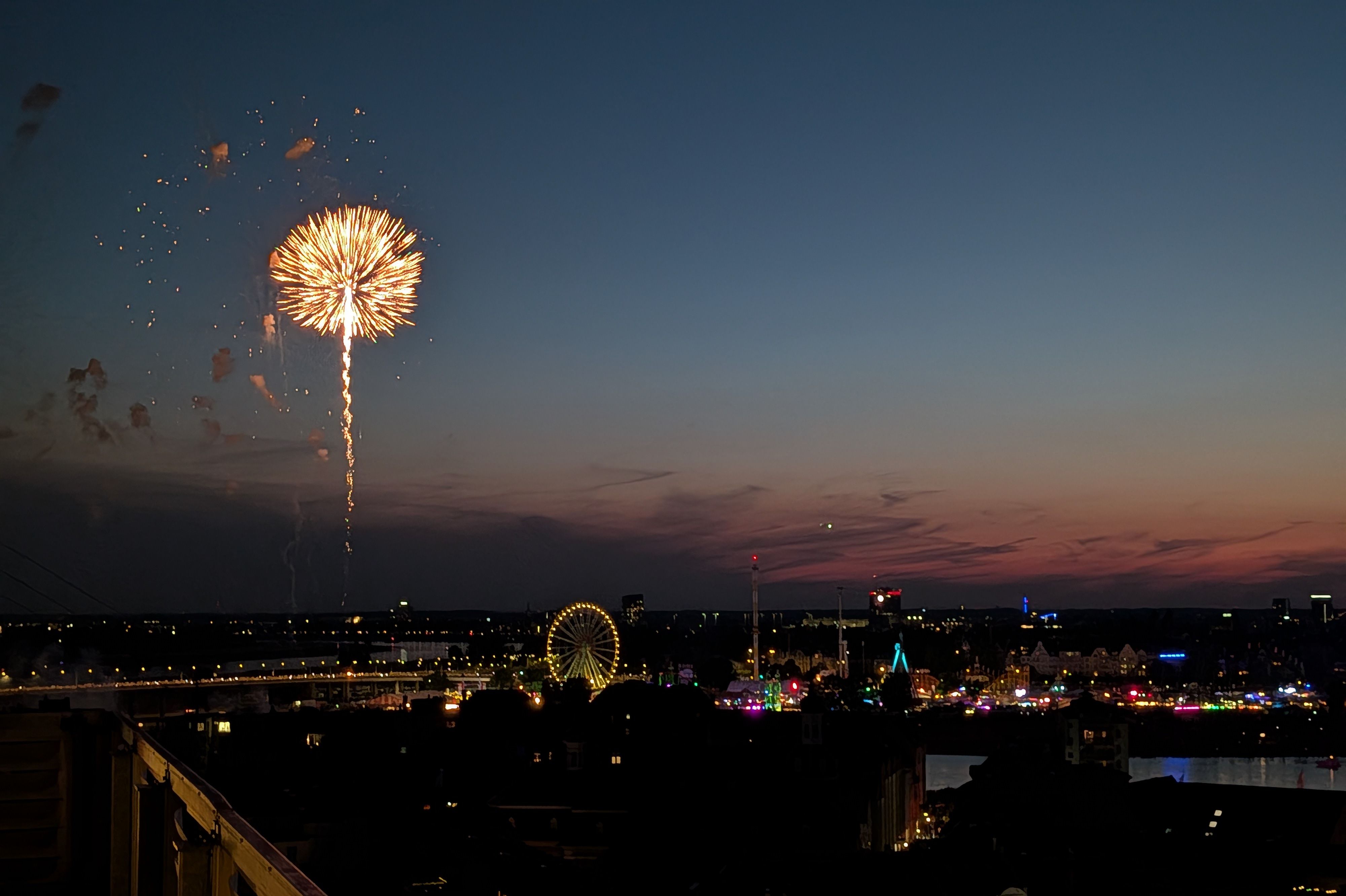 Blick auf das Rheinkirmes-Feuerwerk – ein zufälliges, aber unvergessliches Finale über dem Rhein. / Foto: Stefan Scholz, NDOZ