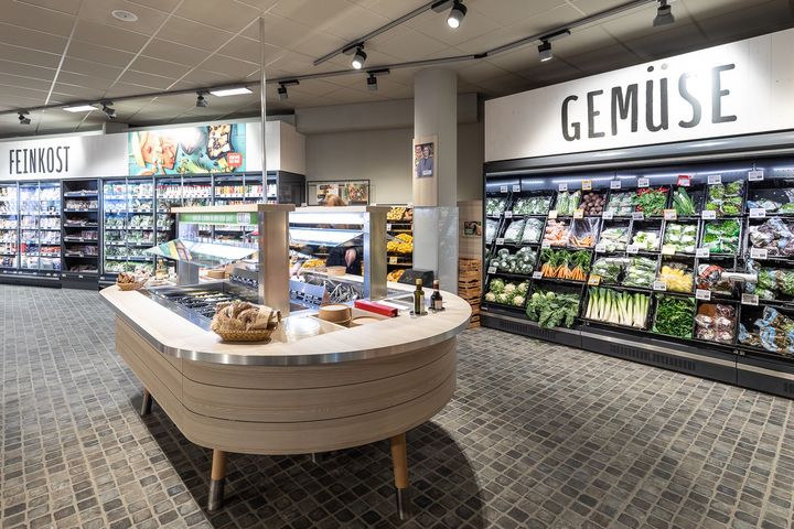 Vitamine zum Mitnehmen: An der Salatbar können sich Kund:innen ihren gesunden Snack selbst zusammenstellen / Foto: REWE Markt Düsseldorf Bilk ©REWE