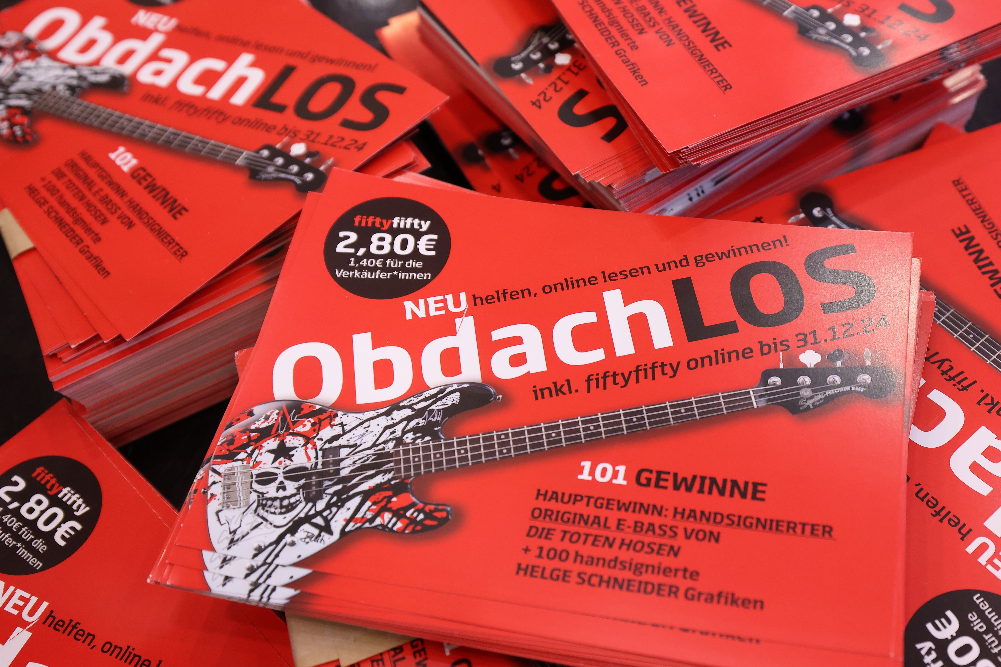 1.000 Lose der Aktion "Obdach-Los" des Vereins "fiftyfifty" erhalten Teilnehmende der Jugendberufshilfe Düsseldorf und haben damit die Chance auf den Hauptpreis: ein E-Bass der Toten Hosen / Foto: Landeshauptstadt Düsseldorf/David Young 