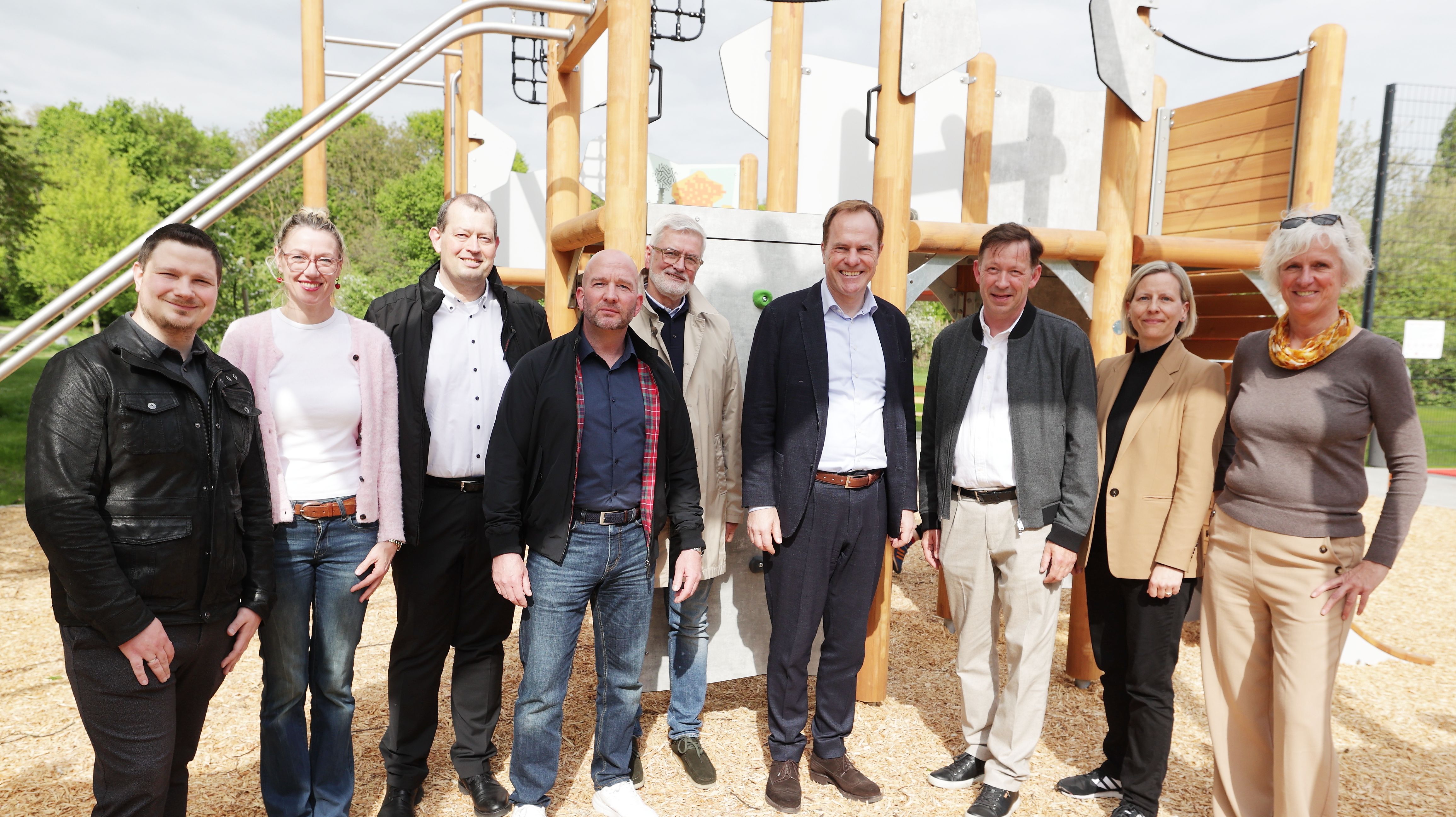 Oberbürgermeister Dr. Stephan Keller bei der Eröffnung der Sportanlage Diepenstraße in Gerresheim mit Stadtdirektor Burkhard Hintzsche, Sportamtsleiterin Eva Kulot und Ulrike Volmer vom Gartenamt