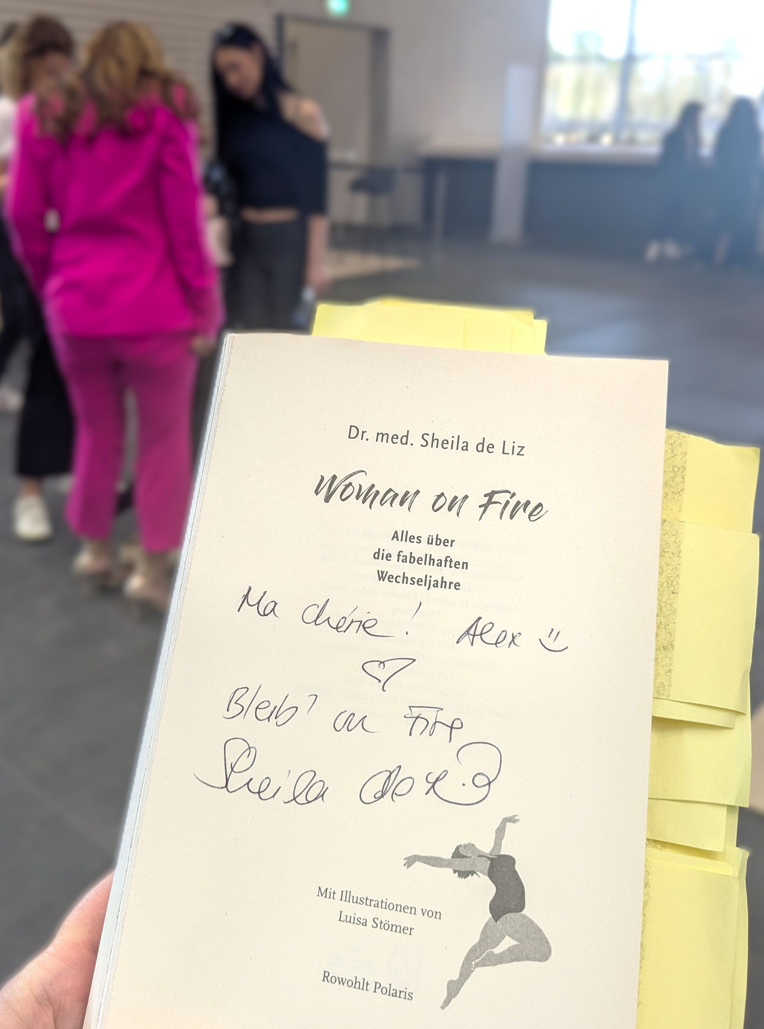 Signiertes Exemplar von Woman on Fire von Dr. Sheila de Liz mit Widmung und gelben Post-its, Art of Beauty & Health 2026