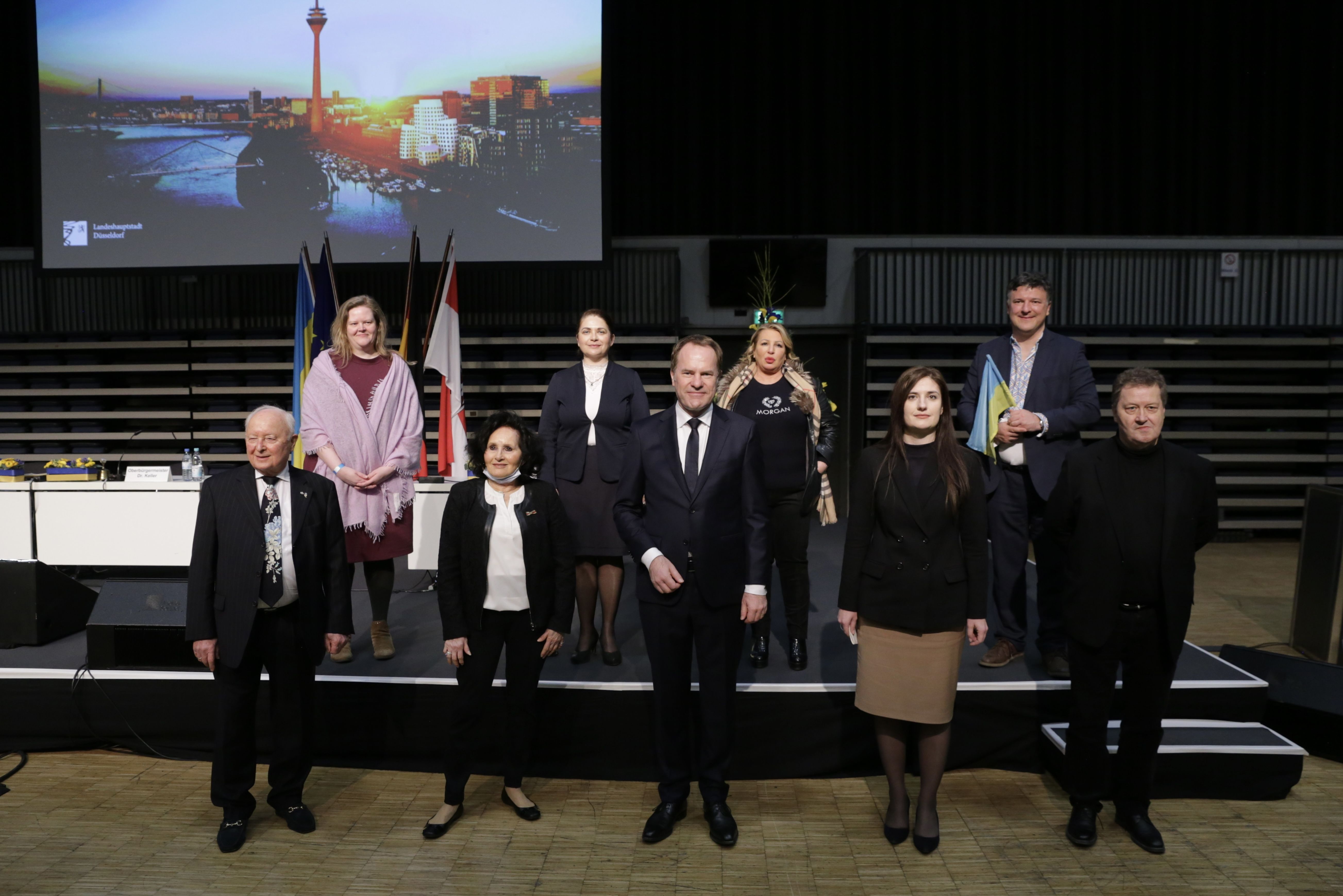 OB Dr. Stephan Keller (M.,vorne) mit Herbert Rubinstein, Ruth Rubinstein, Generalkonsulin Irina Shum, Matthias André Richter (vorne, v.l.), sowie Sabine Brenner-Wilczek, Olga Rosow, Nava Gold, Stefan Mironjuk (oben, v.l.) © Foto: Ingo Lammert 