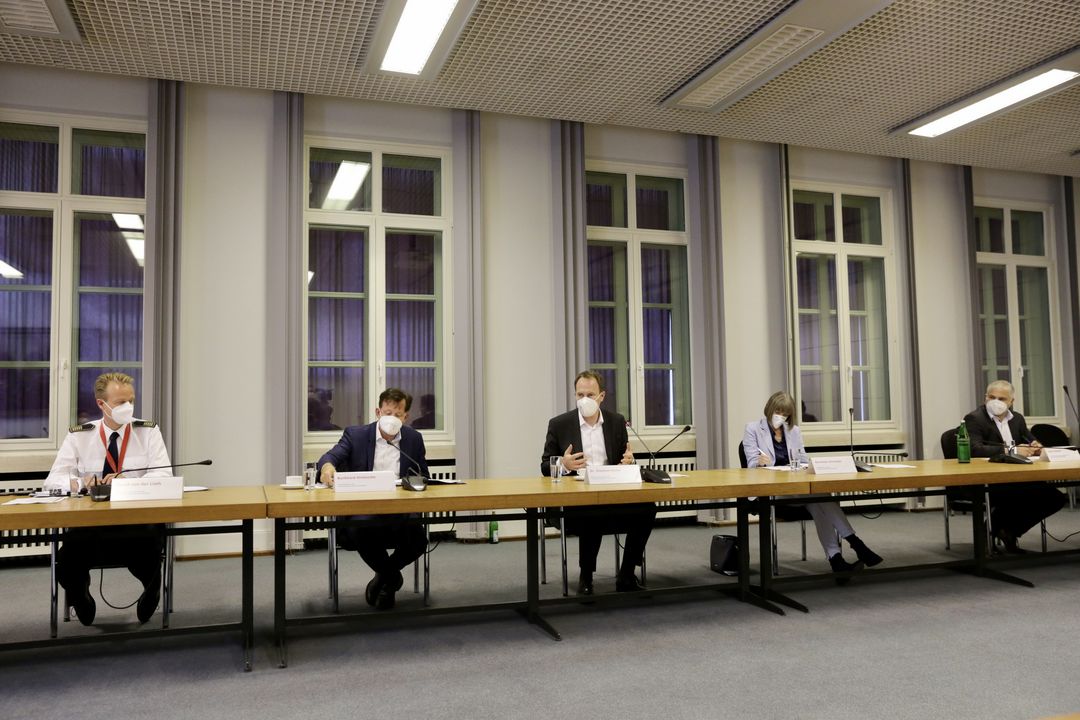 Pressegespräch zum Hochwasser im Rathaus (v.l.): Feuerwehrchef David von der Lieth, Stadtdirektor Burkhard Hintzsche, Oberbürgermeister Dr. Stephan Keller, Kämmerin Dorothée Schneider und Ingo Noppen, Leiter Stadtentwässerungsbetrieb