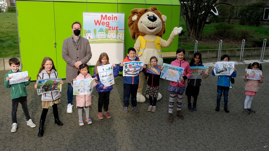 Preisverleihung zum Malwettbewerb zum Mobilitätsplan D durch Florian Reeh, Leiter des Amtes für Verkehrsmanagement, und Maskottchen Löwe Lookie © Landeshauptstadt Düsseldorf, Wilfried Meyer 