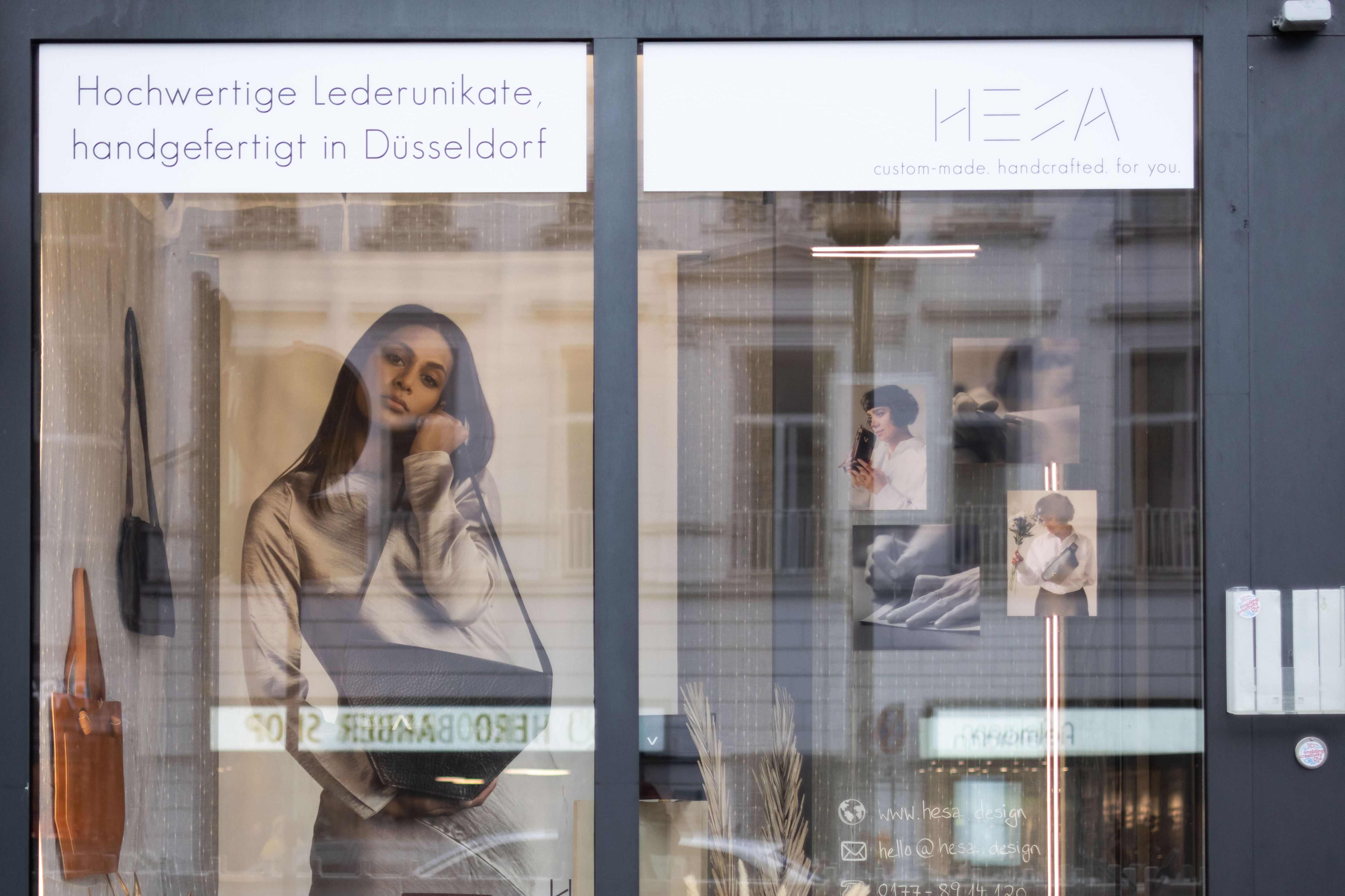 Mit den KomKuK-Fenstern wird Sichtbarkeit für die lokal produzierende Kultur- und Kreativwirtschaft geschaffen © Landeshauptstadt Düsseldorf/Lars Heidrich 