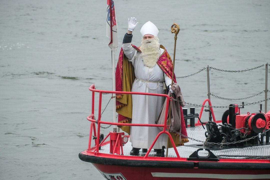 Der Nikolaus, Schutzpatron der Seeleute, war zuvor mit dem Feuerlöschboot am Rheinufer in der Düsseldorfer Altstadt angekommen © Landeshauptstadt Düsseldorf/Michael Gstettenbauer 