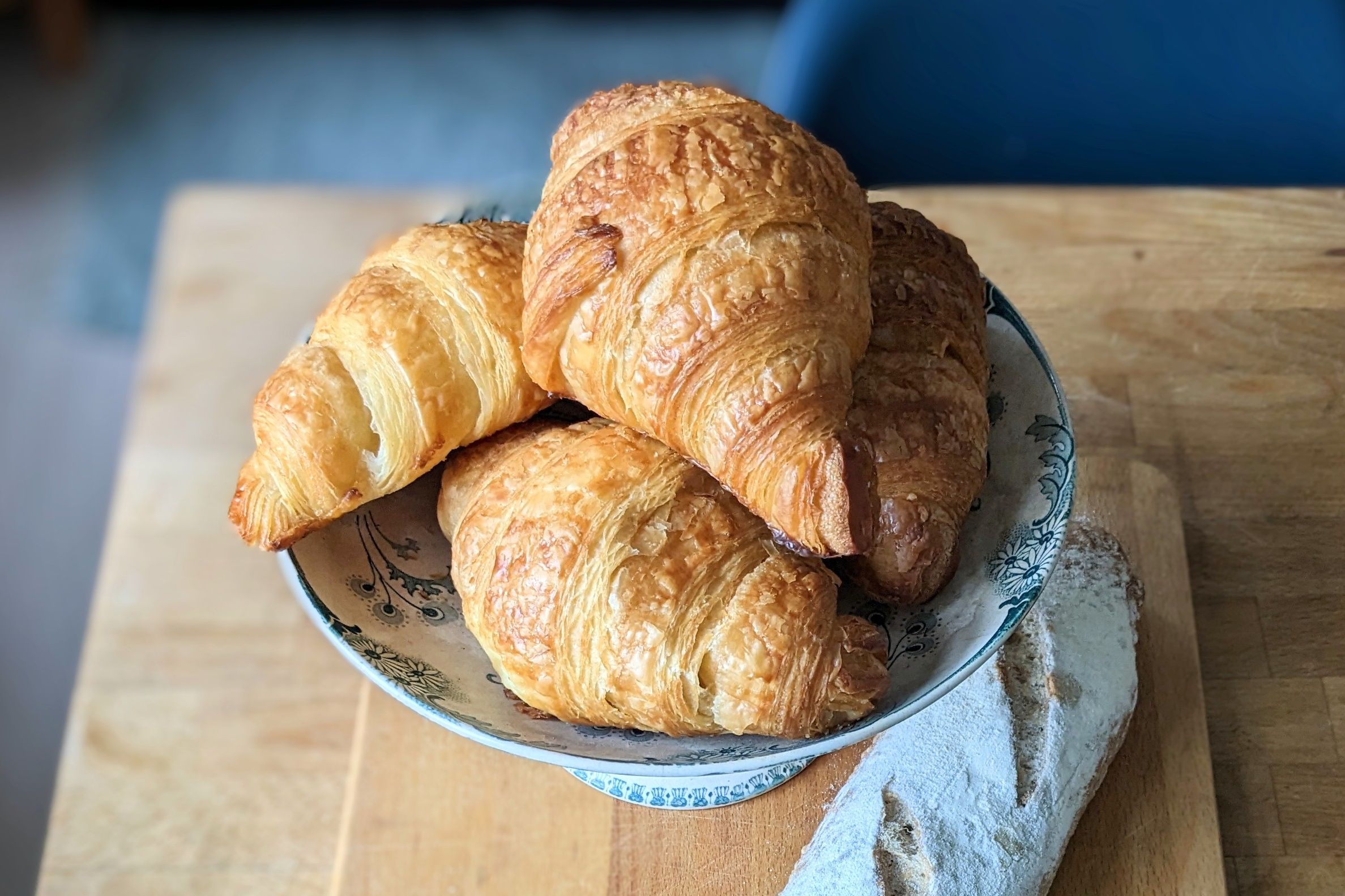 Vom Teig zum Croissant: „So lecker es ist, was am Ende dabei herauskommt. Aber das Geld im Azubi-Portemonnaie muss auch stimmen“, sagt die Bäckerei-Gewerkschaft NGG. Sie will die Ausbildung rund um Backofen und Verkaufstheke in Bäckereien vor allem auch finanziell attraktiver machen / Croissants Pâtisserie Barré in Flingern, Foto © Alexandra Scholz-Marcovich