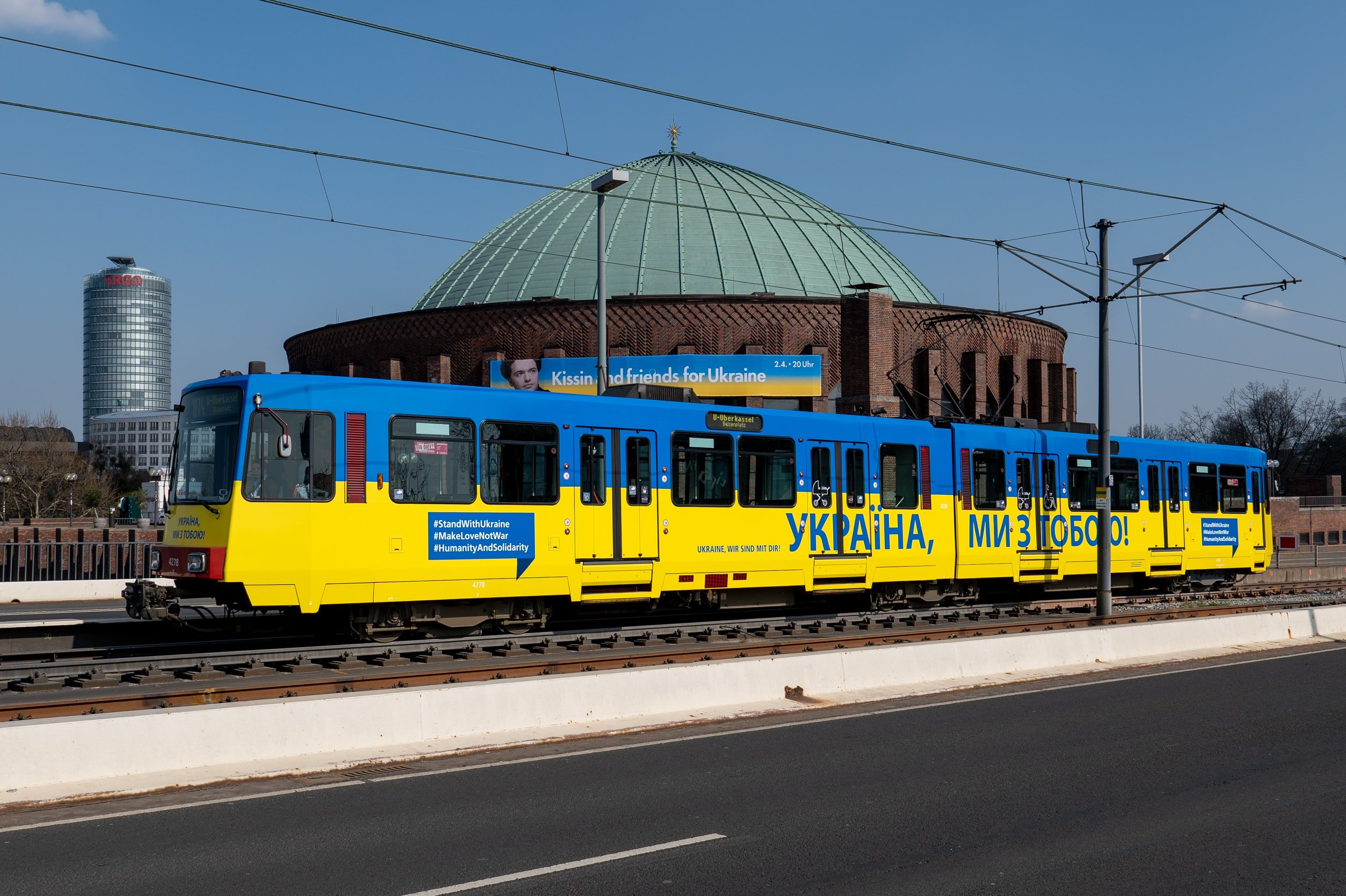 Gelb-blaue Bahn sendet seit heute ein starkes Zeichen der Solidarität © Rheinbahn