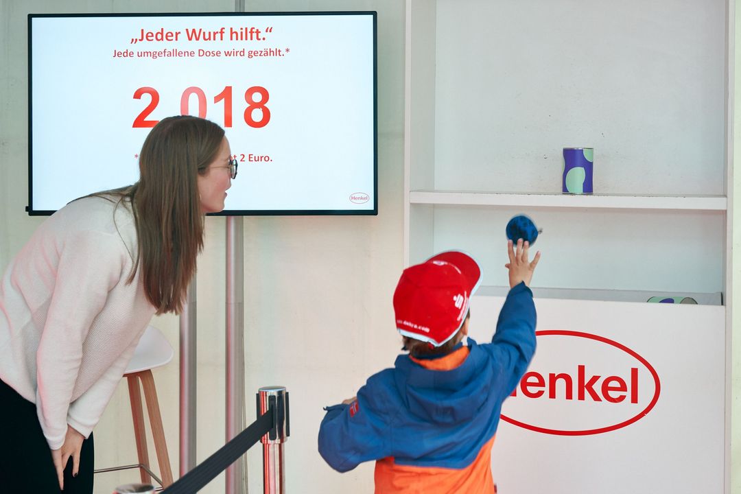 Dosenwerfen für den guten Zweck beim Henkel-Renntag 2023: 20.000 Euro gehen als Spende an Kinderschutzvereine in Düsseldorf / Foto : Henkel