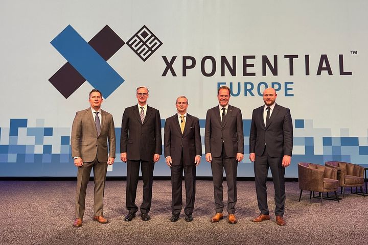 v.l. Tom Mitchell (CEO MDNA), Wolfram Diener (CEO Messe Düsseldorf), Brian Wynne (CEO AUVSI), Oberbürgermeister Dr. Stephan Keller und Malte Seifert (Projektleiter XPONENTIAL Europe),(c)Landeshauptstadt Düsseldorf