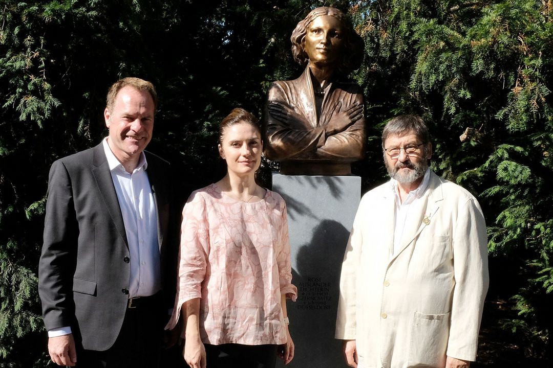 Oberbürgermeister Dr. Stephan Keller (l.) und Helmut Braun, Vorsitzender der Rose Ausländer-Gesellschaft haben im Beisein der ukrainischen Generalkonsulin Iryna Shum die Büste von Rose Ausländer im Nordpark enthüllt