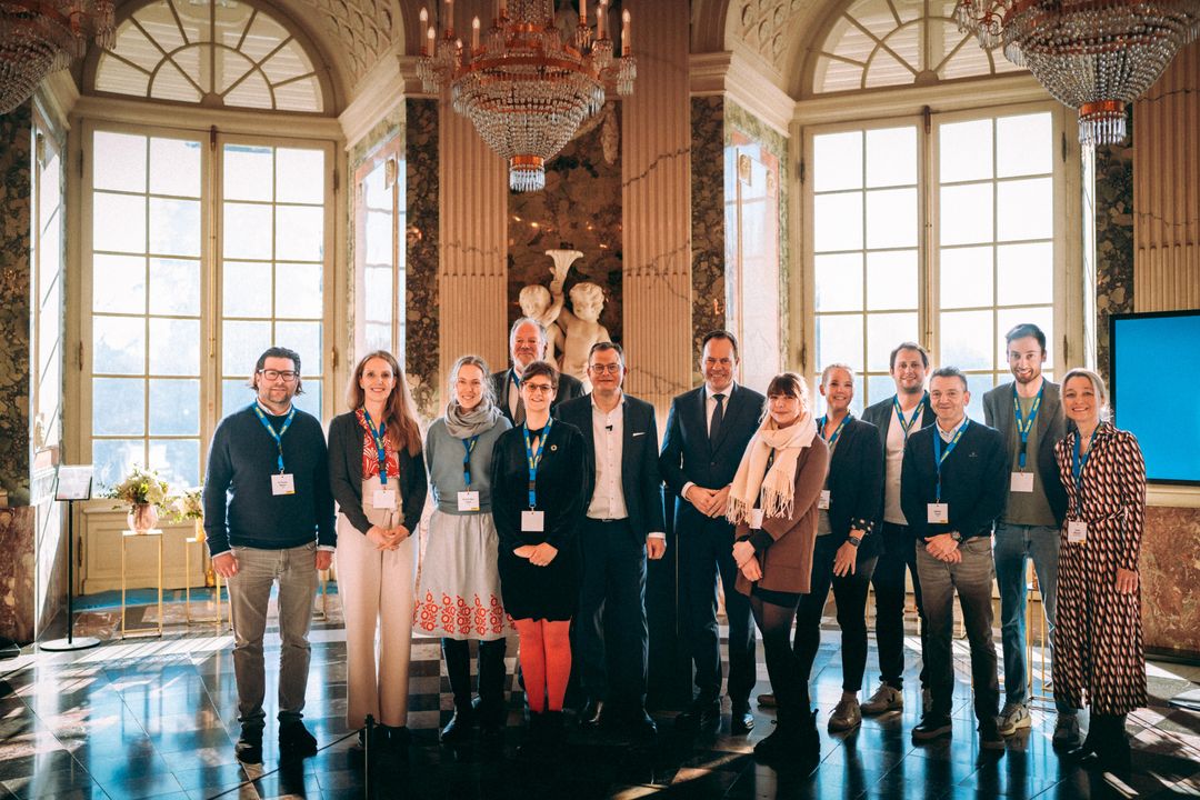 [v.l.n.r.]: Dr. Florian Wecker (Jury) Kerstin Vlasman (Jury) Prof. Dr. Nina Langen (Jury) (hinten) Patrick Rothkopf (Präsident des DEHOGA Nordrhein-Westfalen) Andrea Gallotti (Jury) Frank Jäniche (Vorsitzender der Geschäftsführung METRO Deutschland) Dr. Stephan Keller (Oberbürgermeister der Stadt Düsseldorf) Susanna Streck (Wilhelms im Wälderhaus) Kim Stellbrinck (ahead burghotel mit dem Restaurant place to V) Jonathan Gebhardt (ahead burghotel mit dem Restaurant place to V) Matthias Tritsch (Jury) Jonas Mog (ahead burghotel mit dem Restaurant place to V) Jasmin Ohlendorf (Renthof Kassel) / Foto: Metro Deutschland GmbH