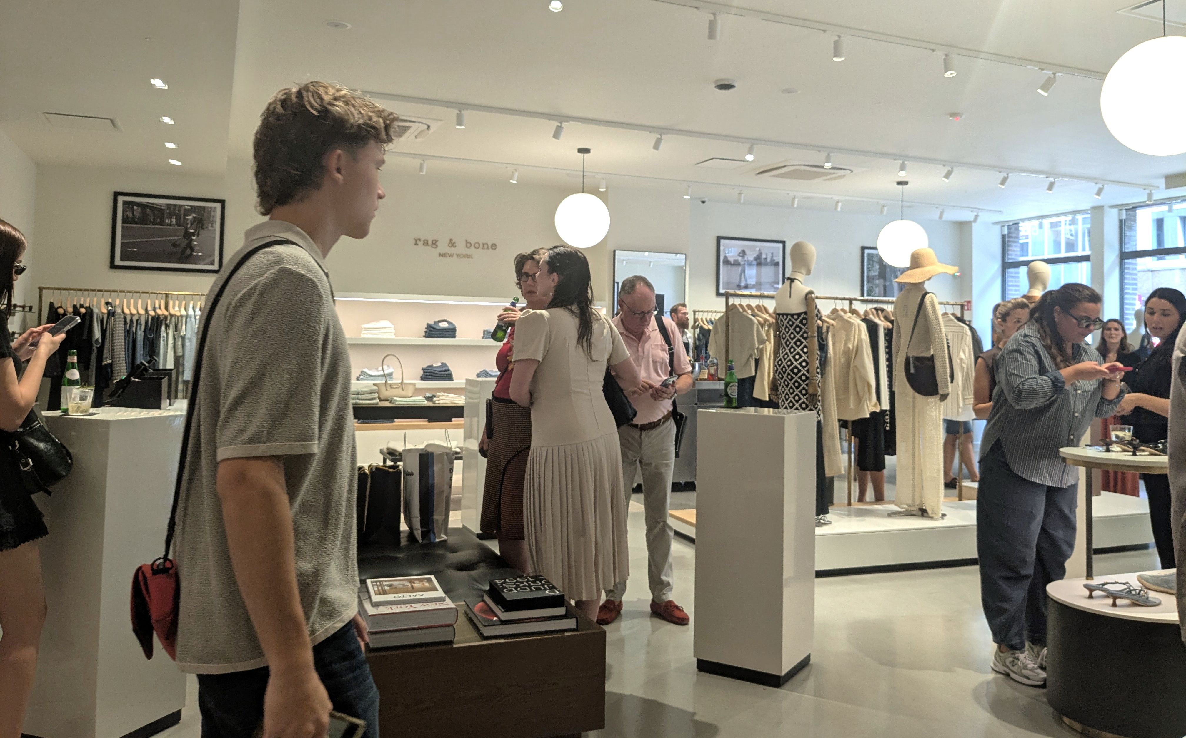 Zwischen Jeans, Basics und Sonnenhüten – Rag & Bone zeigt moderne Coolness mit Understatement. / Foto: NDOZ