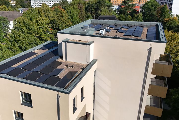 Ernst-Derra-Straße: 21 öffentlich geförderte Wohnungen mit Photovoltaik-Anlage auf dem Dach – ein Beispiel für die SWD-Initiativen gegen Wohnungsnot und für Klimaschutz. / Foto: SWD