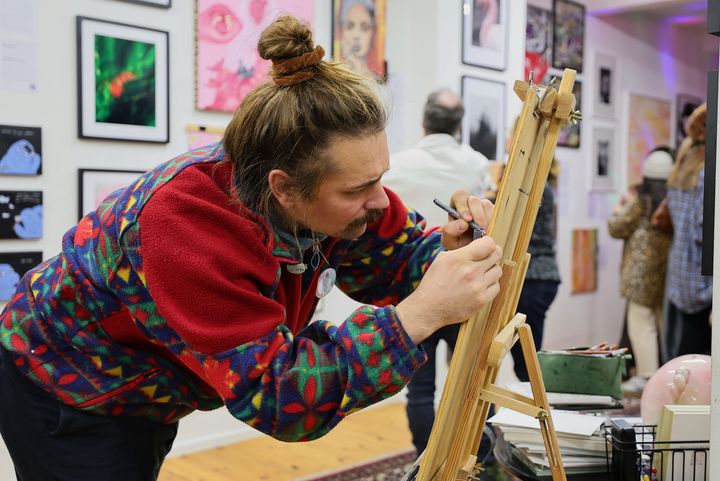 Illustrator Markus Parnow bei der Live-Zeichnung im Atelier ausARTen in Bilk, bei „Das kleine WEEKEND – Die Unterschätzung“ von Loft of Art. / Foto: Klaus von Jackelmann