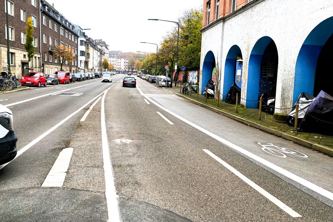 Radfahrer können nun auch auf der Eulerstraße beidseitig komfortable und breite Radwege nutzen. Sie wurden dort auf der jeweils rechten Fahrspur angelegt und mit Sicherheitsabstand zu den Parkständen markiert © Foto: Landeshauptstadt Düsseldorf, Amt für Verkehrsmanagement 