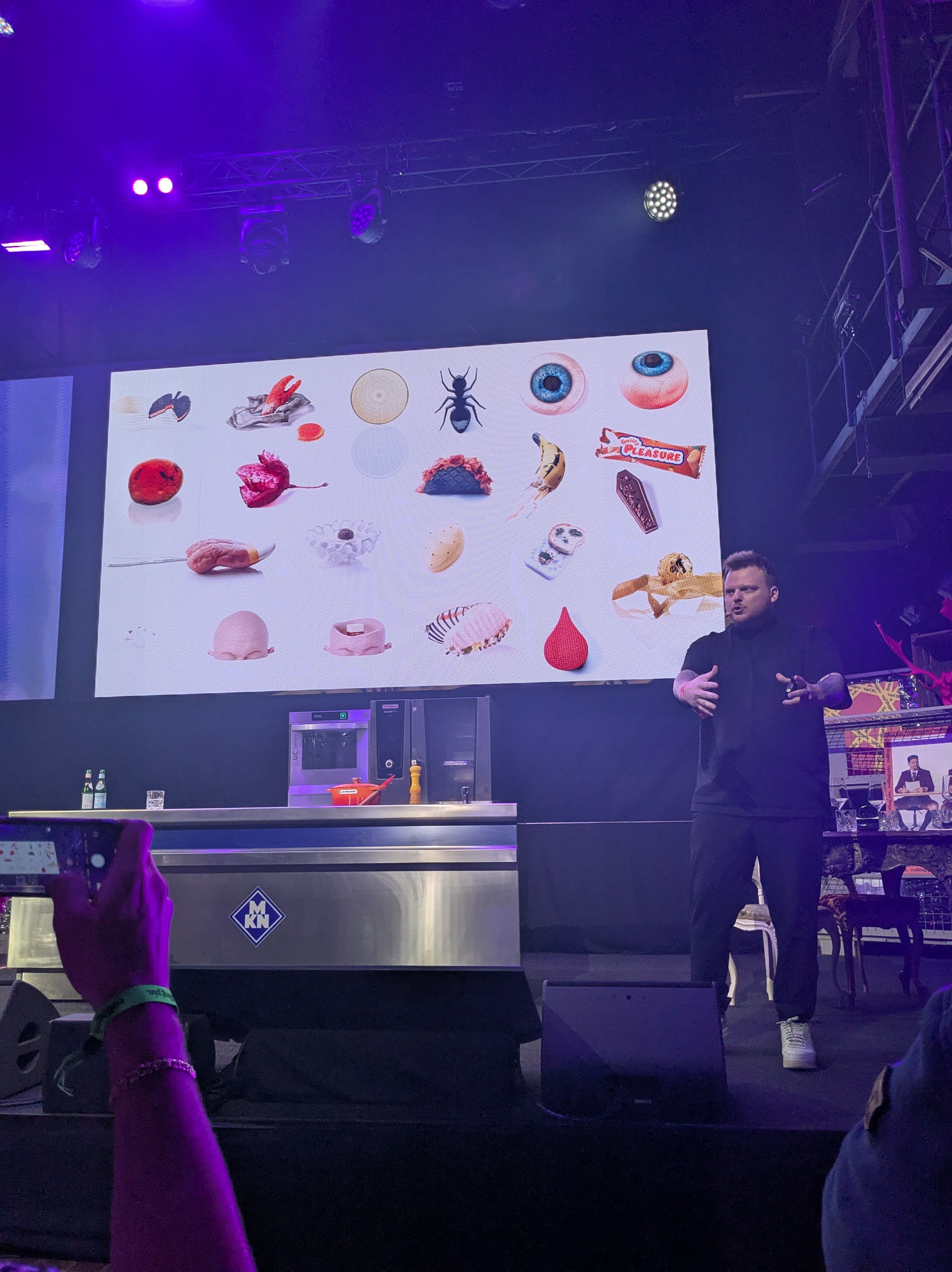 Ein Spiel mit Wahrnehmung: Surreale Food-Inszenierungen sollen Gäste schockieren, zum Nachdenken bringen – und Emotionen auslösen. / Foto: Alexandra Scholz-Marcovich, NDOZ