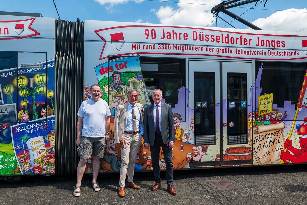 Brachten gemeinsam die Jonges-Bahn auf die Schiene (von links): Wagenbaukünstler Jacques Tilly, Wolfgang Rolshoven (Baas der Düsseldorfer Jonges) und Klaus Klar (Vorstandsvorsitzender und Arbeitsdirektor der Rheinbahn) / Foto © Rheinbahn