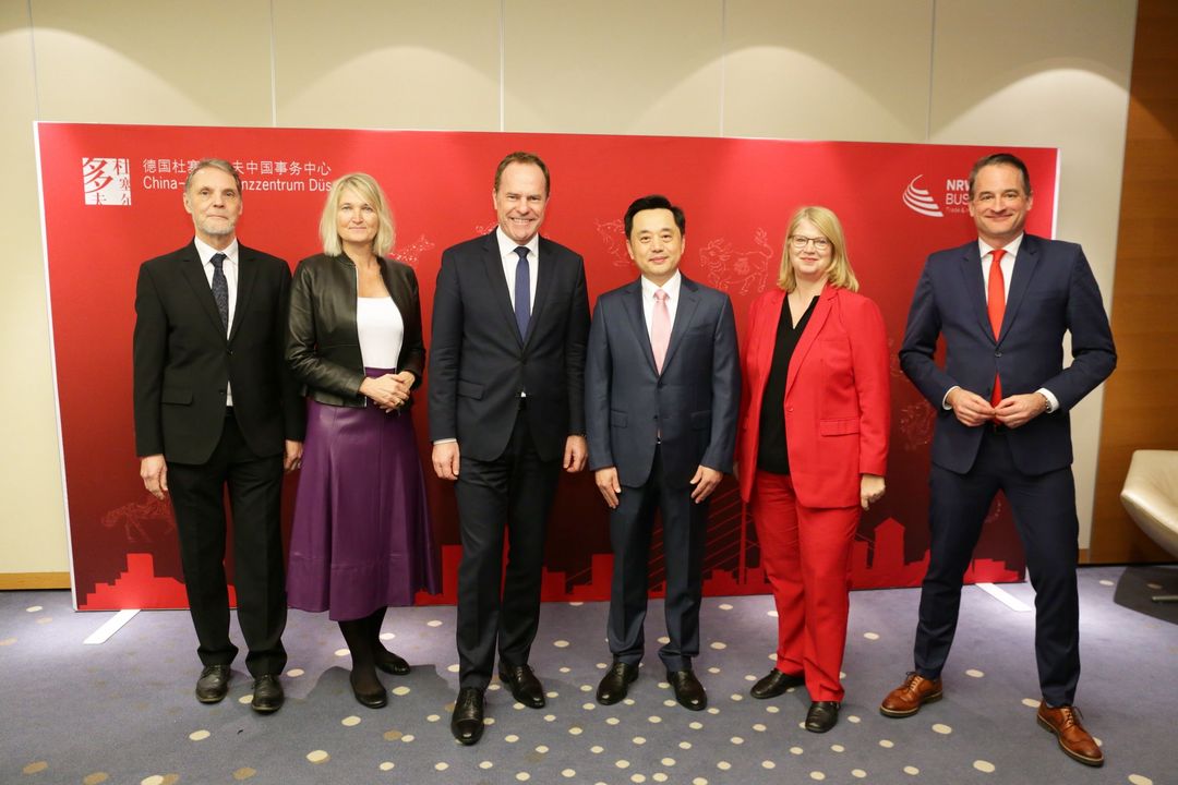 Dr. Tobias Traupel (NRW-Wirtschaftsministerium), Anja Kühlkamp (NRW.Global Business), OB Dr. Stephan Keller, Generalkonsul Chunguo Du, Annette Klerks (Wirtschaftsförderung Düsseldorf) und Felix Neugart (NRW Global Business, v.l.) © Landeshauptstadt Düsseldorf/Ingo Lammert 