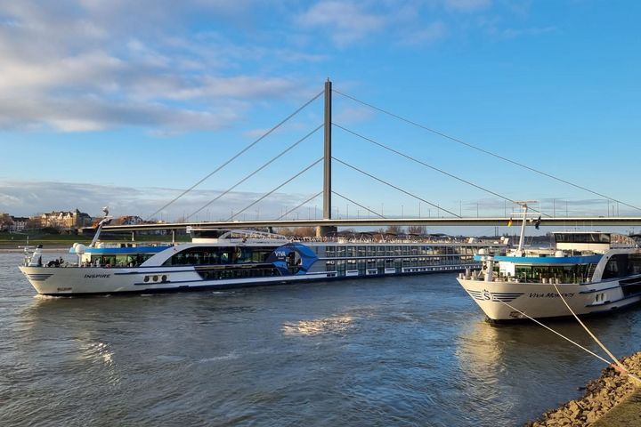 Hilfe für Flüchtlinge aus der Ukraine. Scylla AG Tochter VIVA RIVERSIDE stellt in Düsseldorf Hotelschiff als Unterkunft zur Verfügung © VIVA Cruises