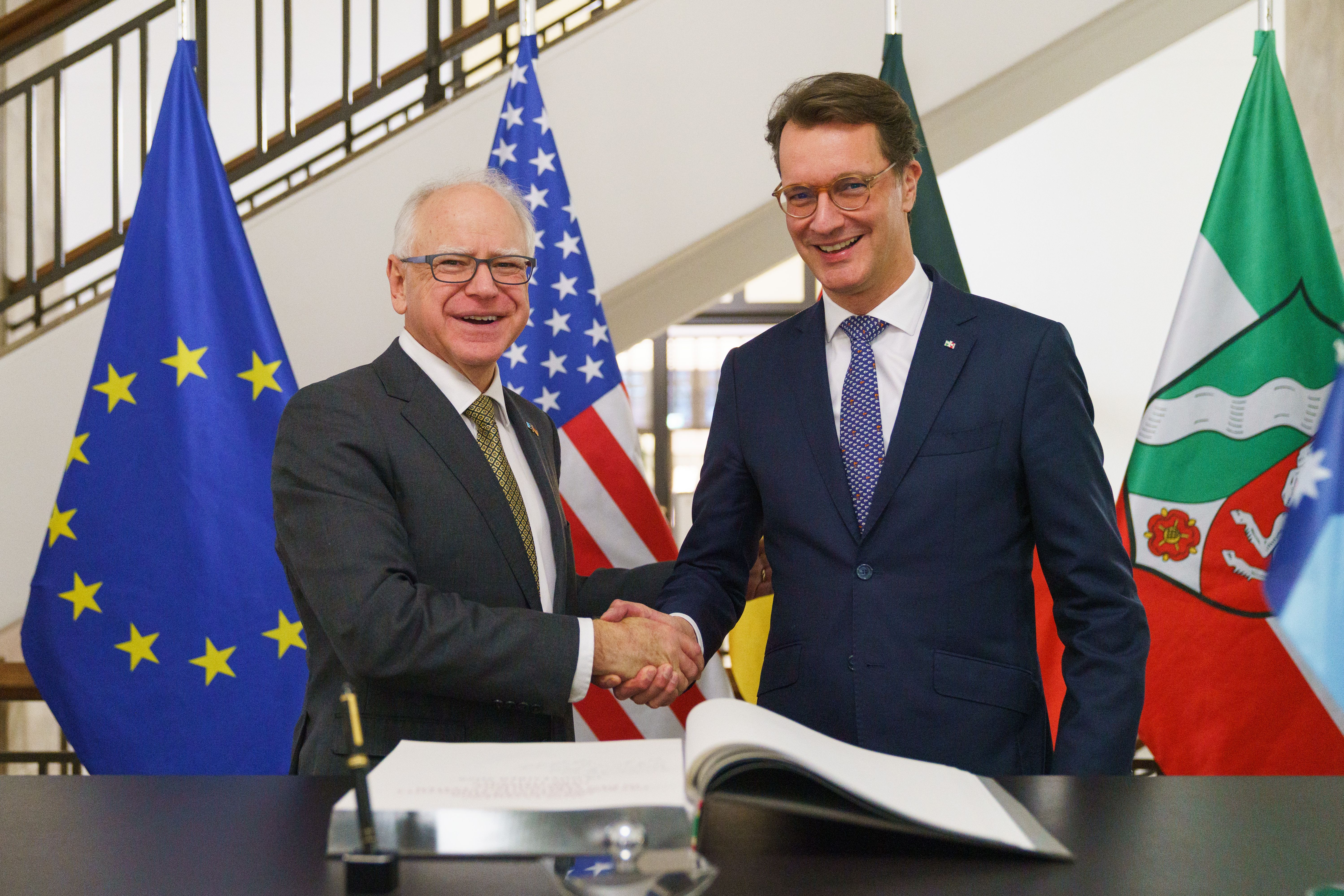 Ministerpräsident Wüst empfängt den Gouverneur von Minnesota Tim Walz. / Foto: Land NRW / Josua Dunst