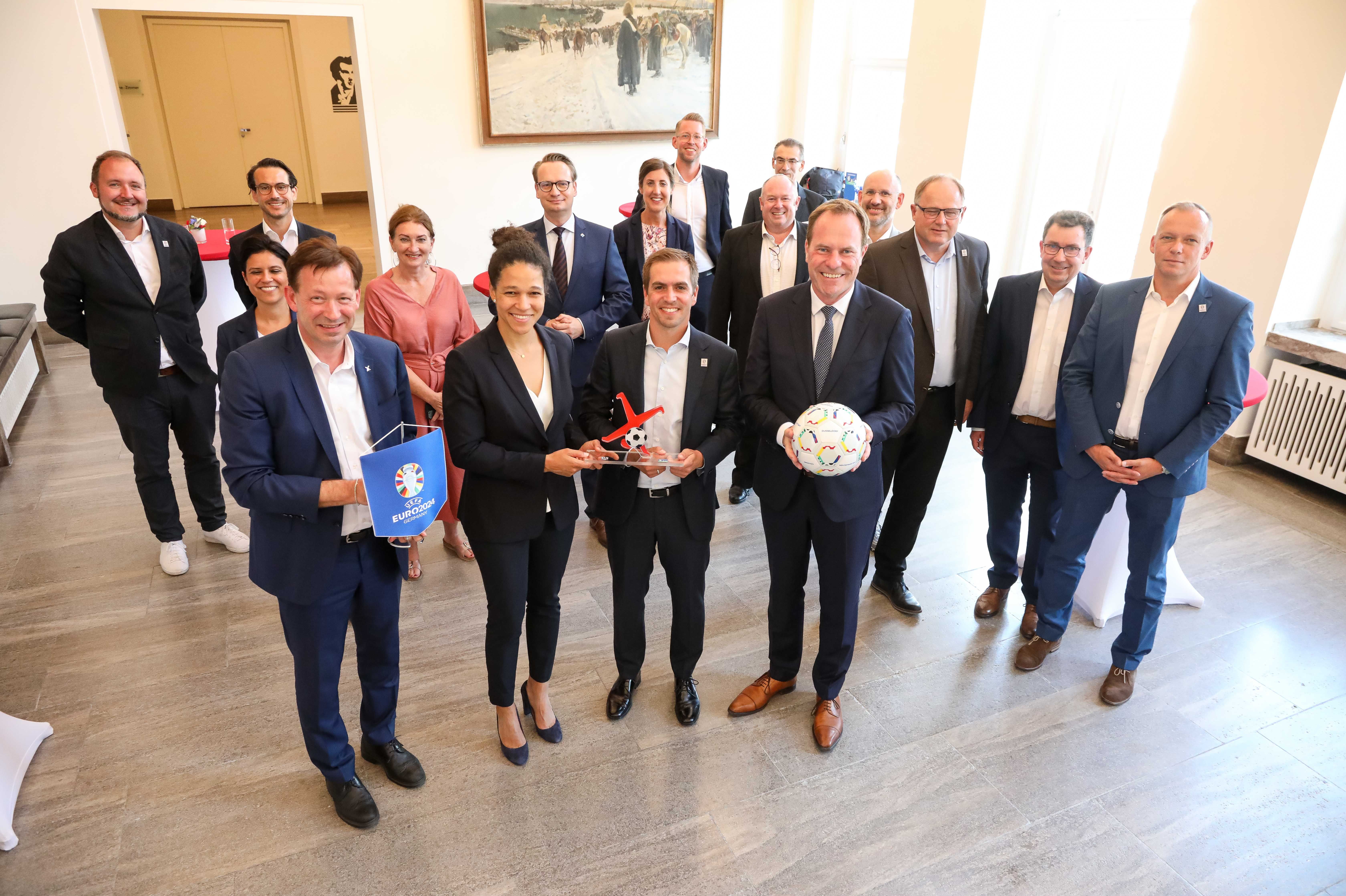 Mit einem Vorempfang im Jan-Wellem-Saal des Rathauses wurden EURO 2024-Botschafterin Celia Šašić und Turnierdirektor Philipp Lahm von Oberbürgermeister Dr. Stephan Keller in Düsseldorf willkommen geheißen